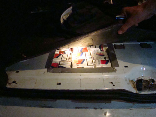 Foto tigari pitite in roata de la masina (c) Politia Frontiera